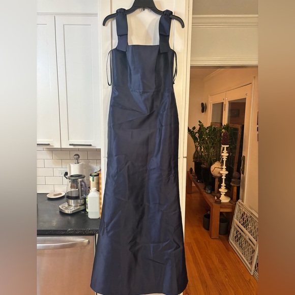 new ALFRED SUNG WINSLET · STYLE D868 · SATIN TWILL bow strap trumpet gown - Picture 3 of 7